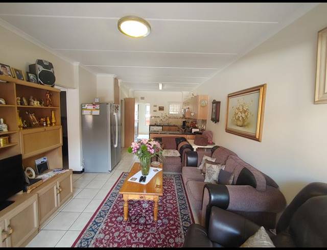 2 BEDROOM PROPERTY TO RENT IN FEATHERBROOKE ESTATE